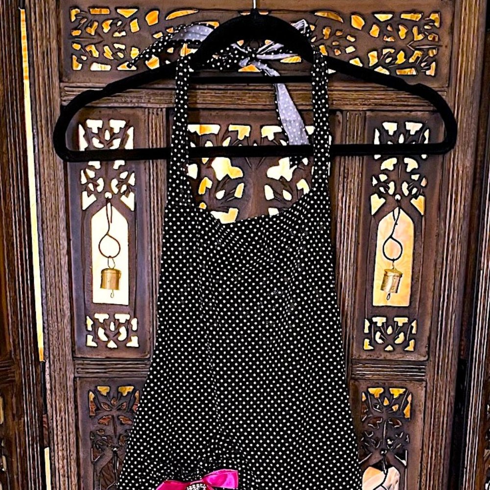 FLIRTY APRONS BLACK & WHITE POLKA DOT KITCHEN APRON W/ PINK BOW WITH RUFFLES OS
